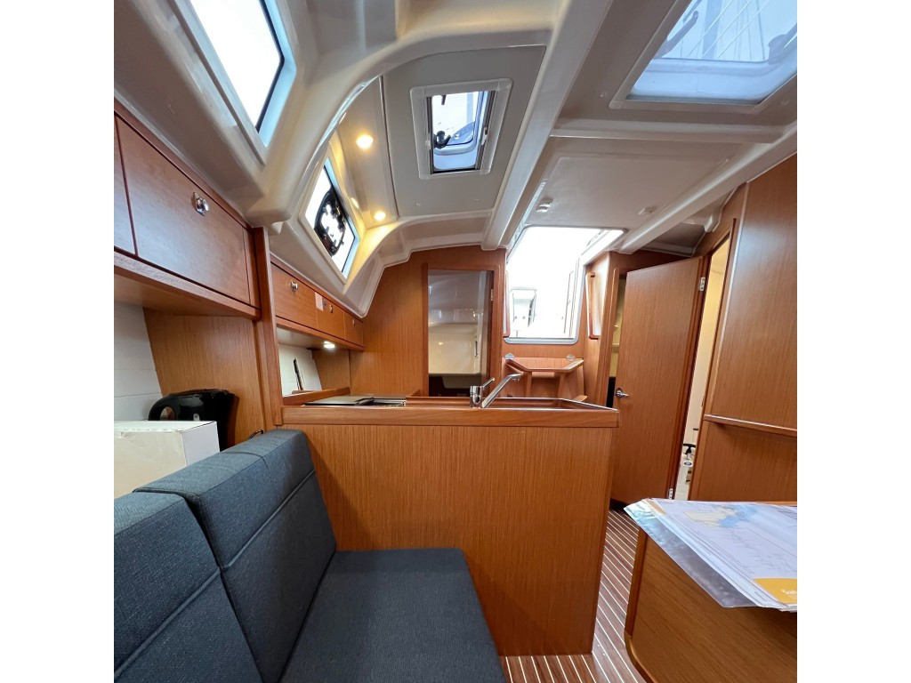 Yacht BAVARIA - C38 "Eleven"