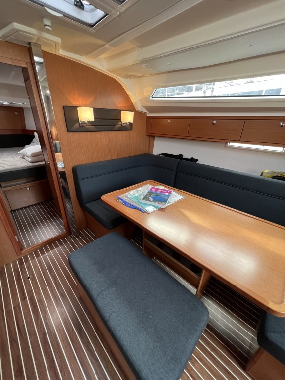 Yacht BAVARIA - C38 "Eleven"