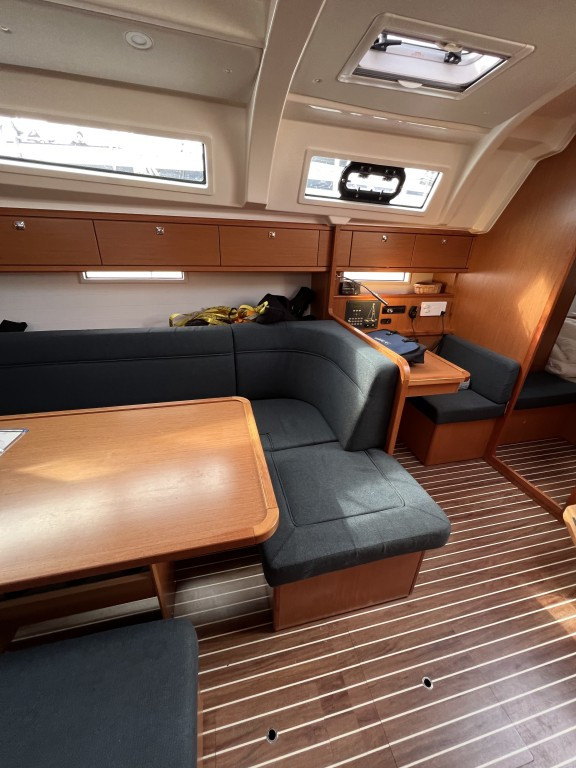 Yacht BAVARIA - C38 "Twelve"