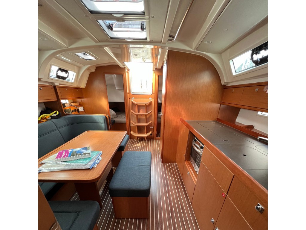 Yacht BAVARIA - C38 "Twelve"