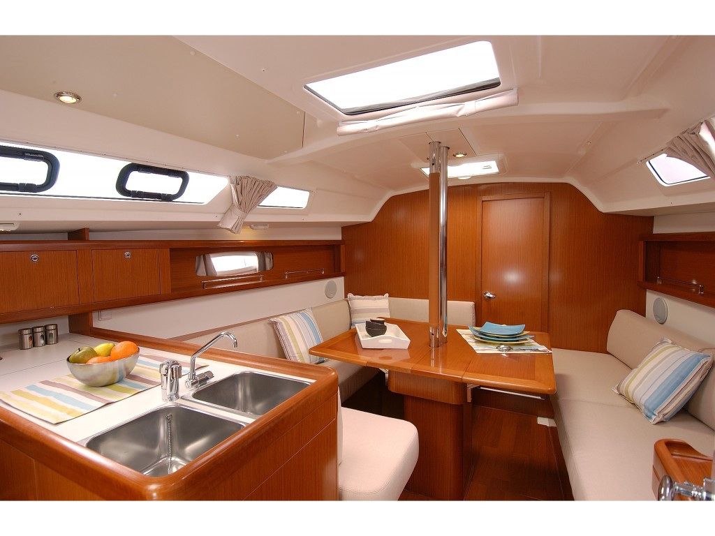 Yacht BENETEAU - Oceanis 34 "Fun Five"