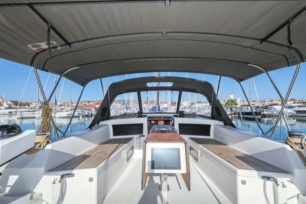 Yacht DUFOUR - 470 "Amber"