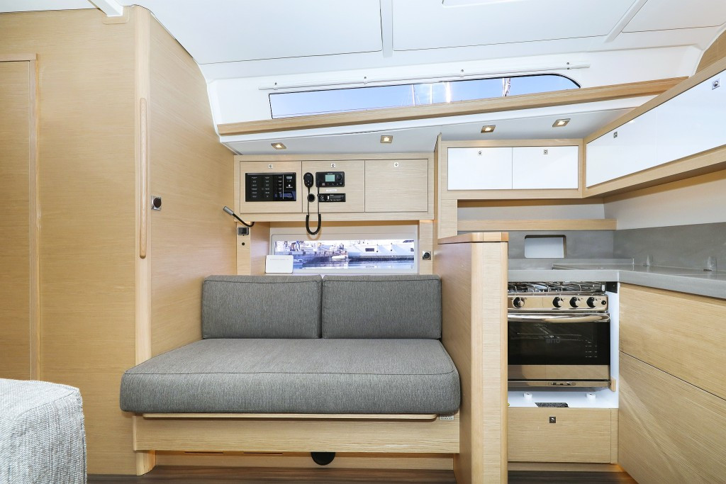 Yacht DUFOUR - 470 "Amber"