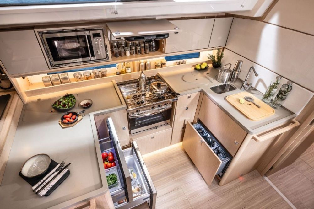 Yacht BAVARIA - C46 "Elifozzi"