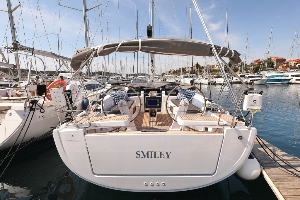 Yacht HANSE - 388 "Smiley"