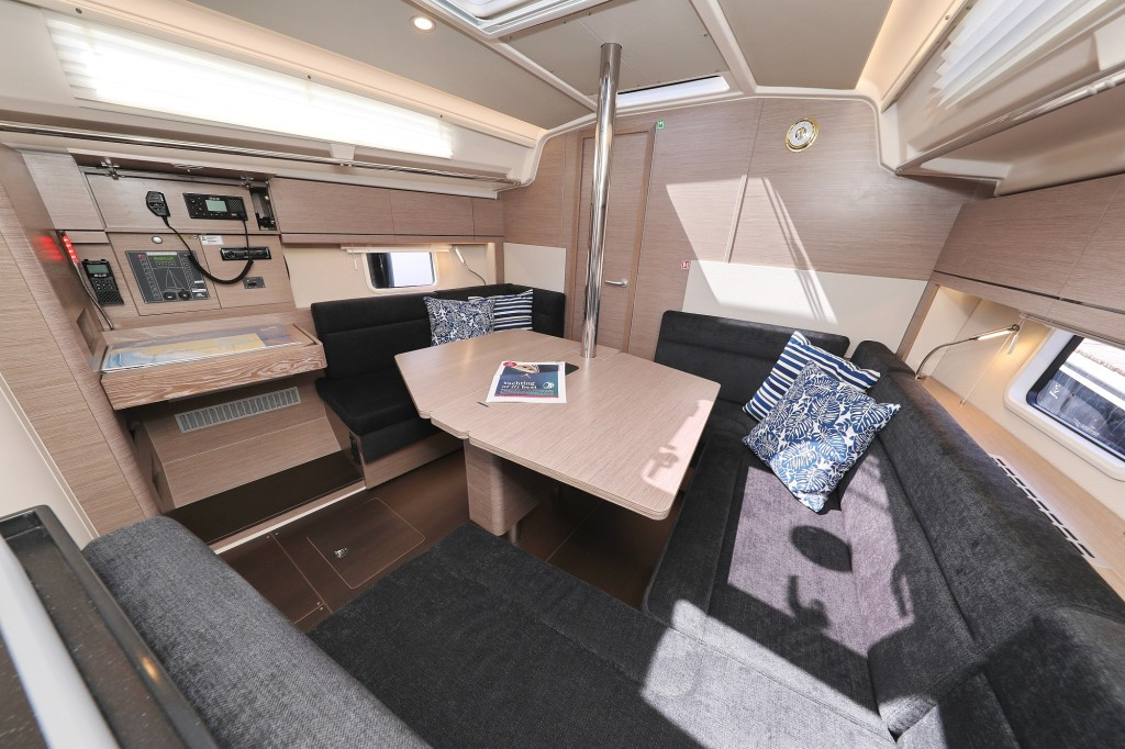 Yacht HANSE - 388 "Smiley"