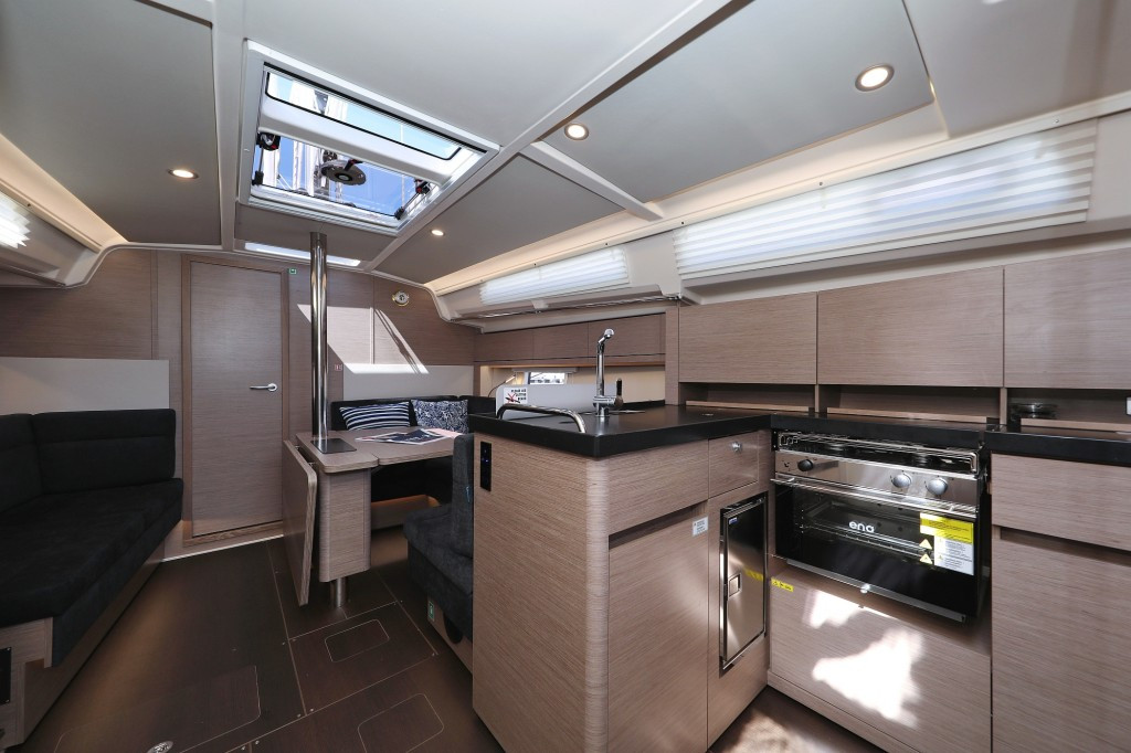 Yacht HANSE - 388 "Smiley"