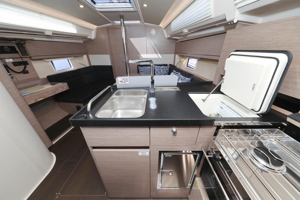 Yacht HANSE - 388 "Smiley"