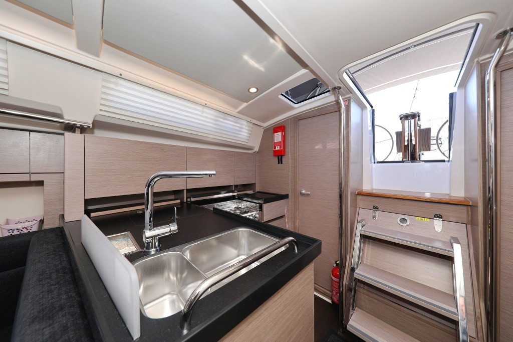 Yacht HANSE - 388 "Smiley"