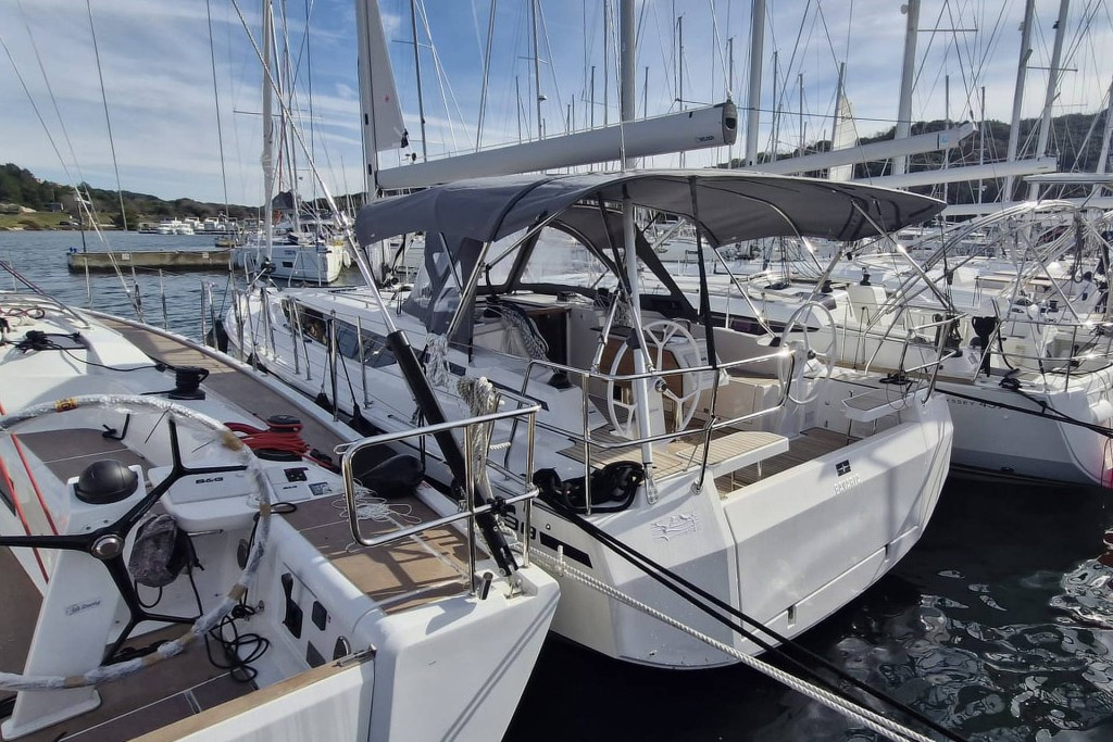 Yacht BAVARIA - C38 "Williams"