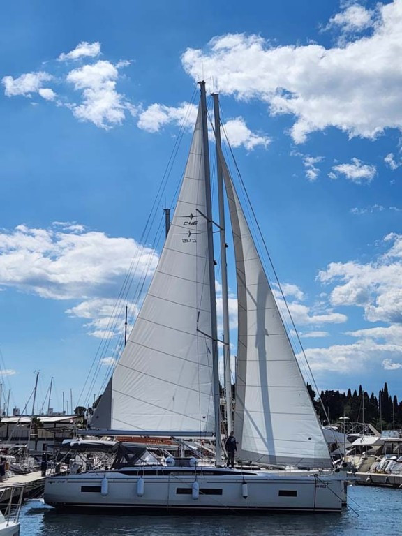 Yacht BAVARIA - C46 "Monica"