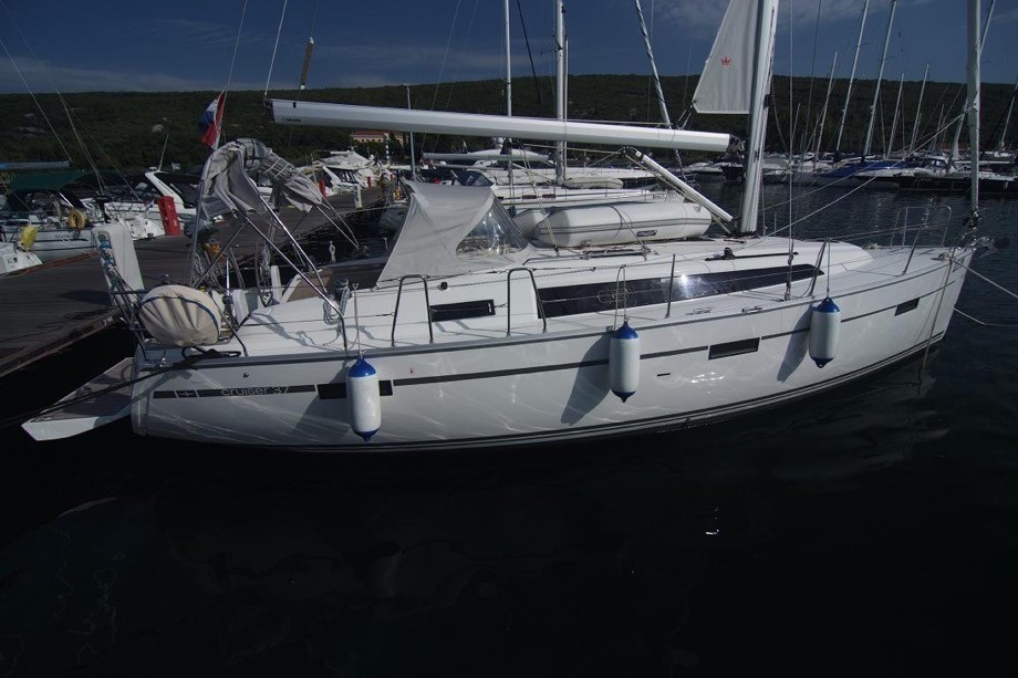 Yacht BAVARIA - Cruiser 37 "Jugo"