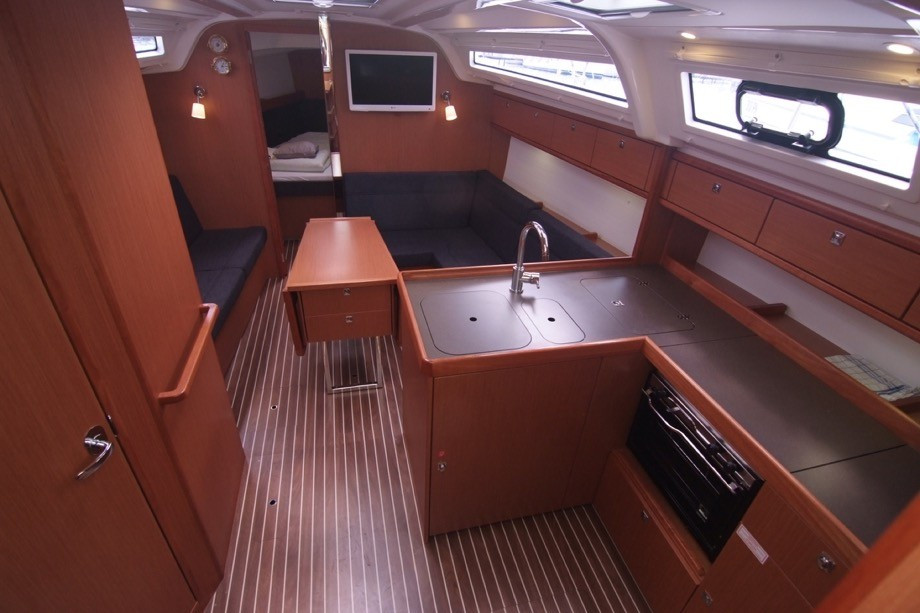 Yacht BAVARIA - Cruiser 37 "Bura"