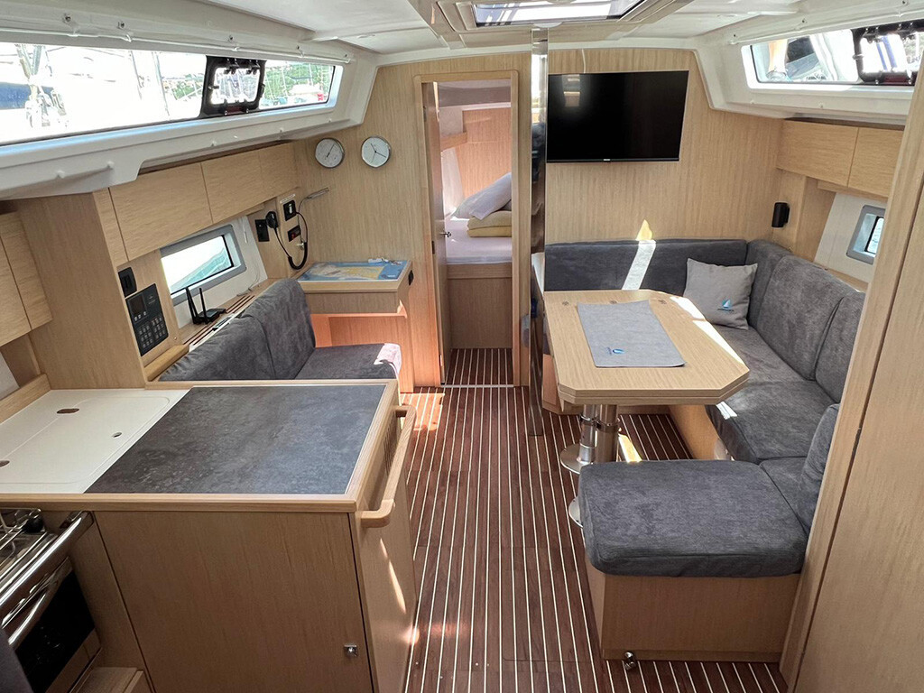 Yacht BAVARIA - C38 "Moya"