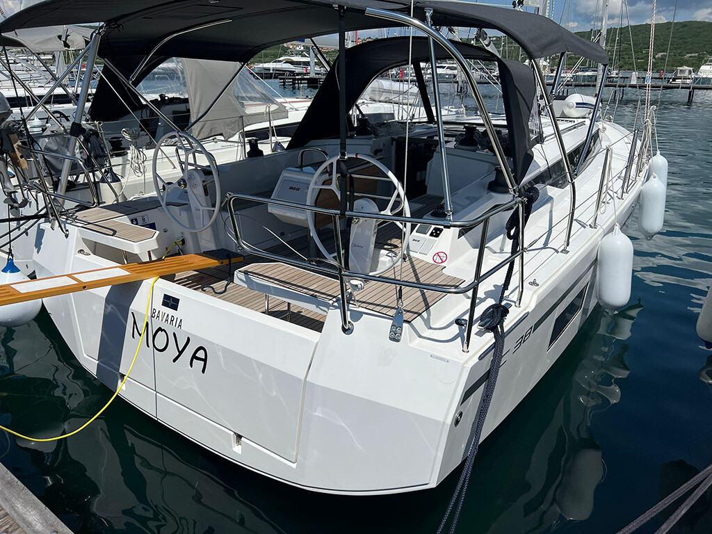 Yacht BAVARIA - C38 "Moya"