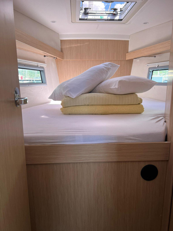 Yacht BAVARIA - C38 "Moya"