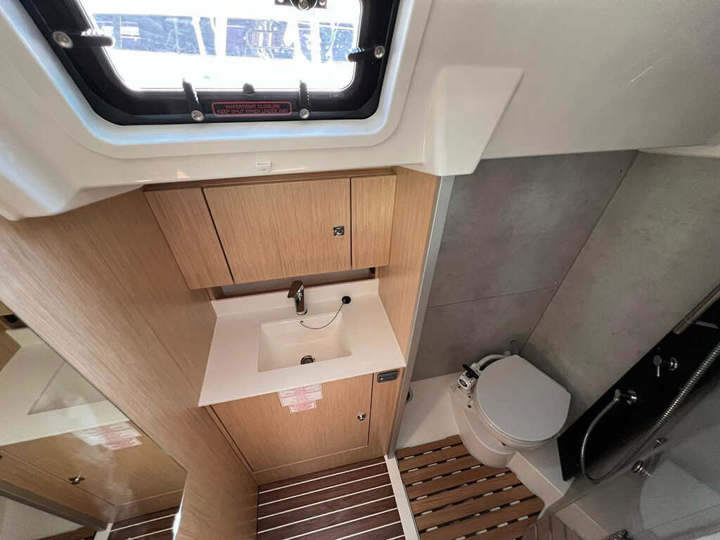 Yacht BAVARIA - C38 "Moya"