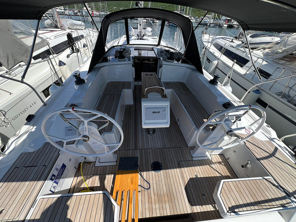 Yacht BAVARIA - C38 "Moya"