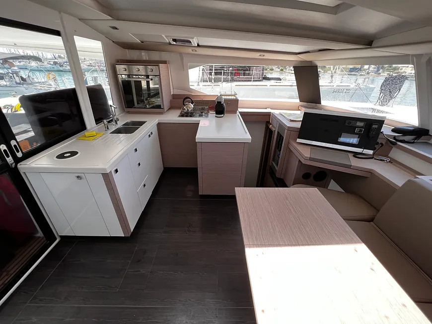 Yacht FOUNTAINE PAJOT - Astrea 42 "Jami"
