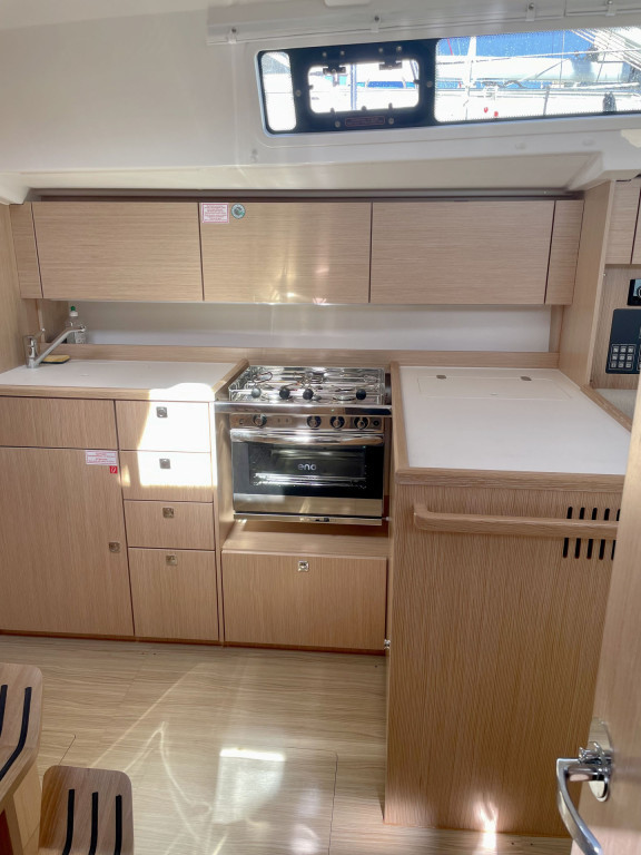 Yacht BAVARIA - C38 "Levante"