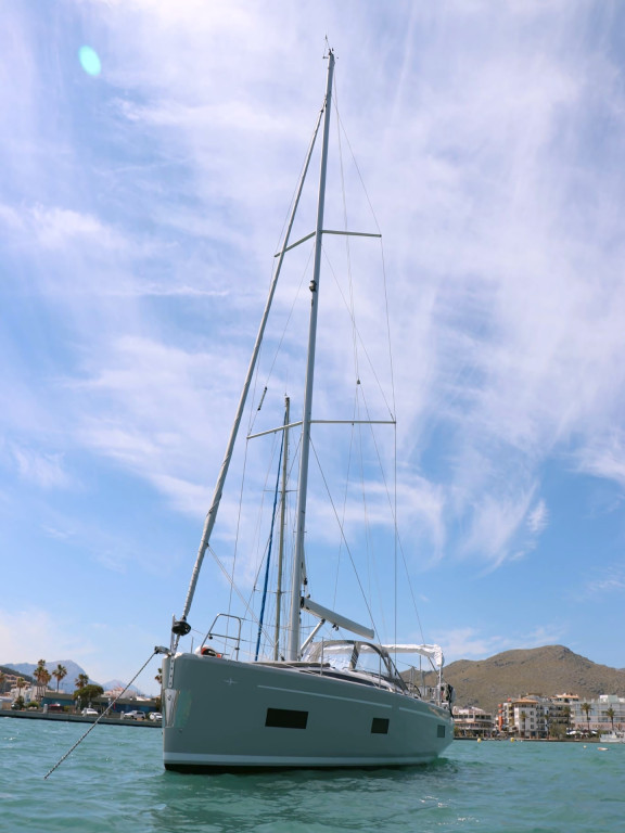 Yacht BAVARIA - C38 "Levante"