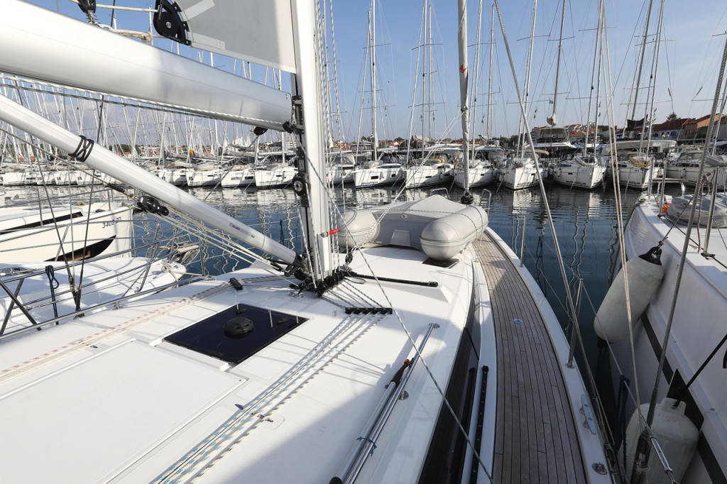 Yacht BAVARIA - C42 Style "Silver Seagull"