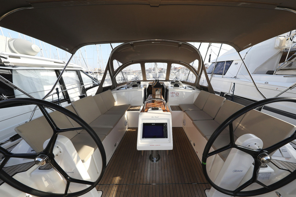 Yacht BAVARIA - C42 Style "Silver Seagull"