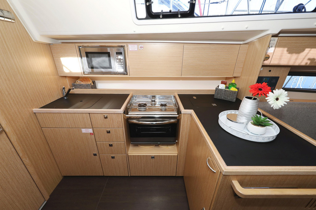 Yacht BAVARIA - C42 Style "Silver Seagull"