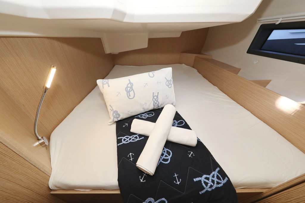 Yacht BAVARIA - C42 Style "Silver Seagull"