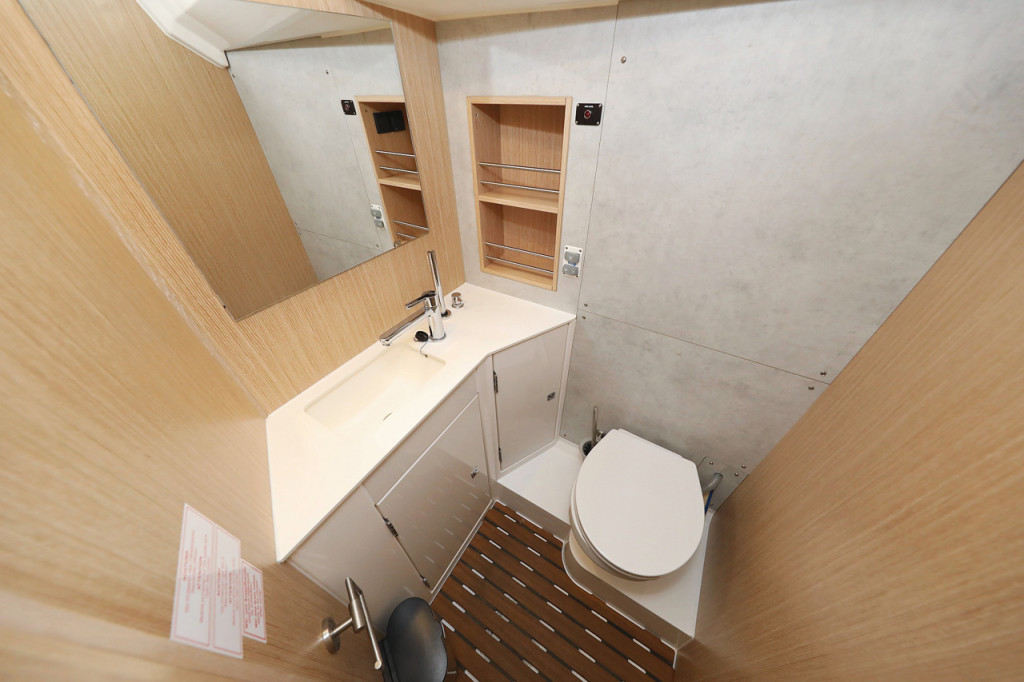 Yacht BAVARIA - C42 Style "Silver Seagull"