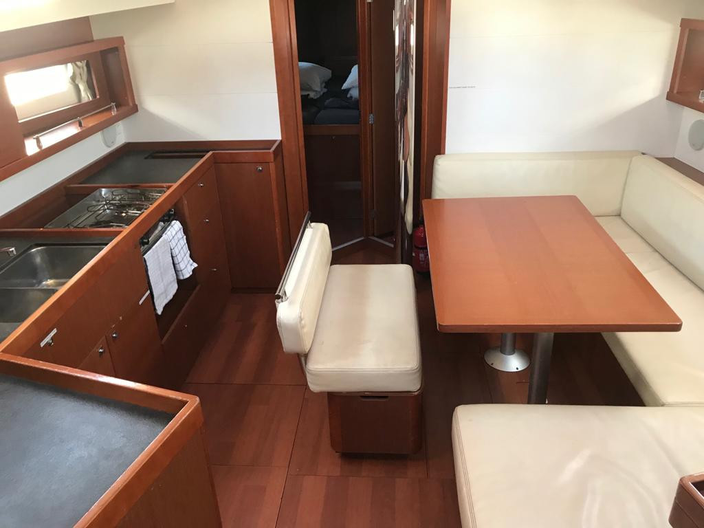 Yacht BENETEAU - Oceanis 45 "Alboran Gin Tonic"