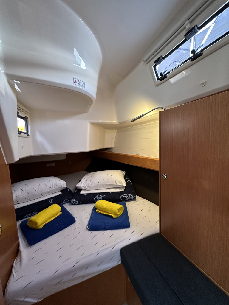 Yacht BAVARIA - Cruiser 37 "Crypto"