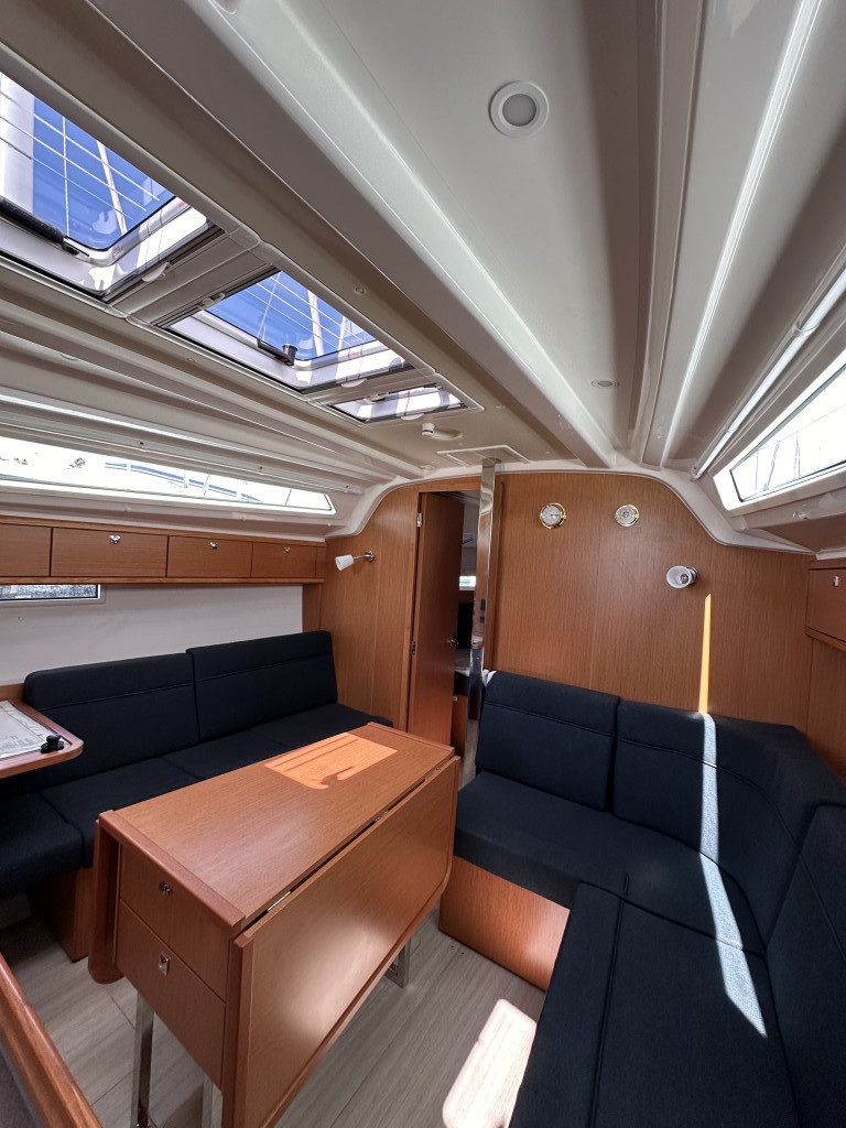 Yacht BAVARIA - Cruiser 37 "Crypto"