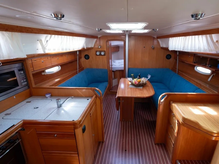 Yacht BAVARIA - 38 Cruiser "Mr Bojangles"