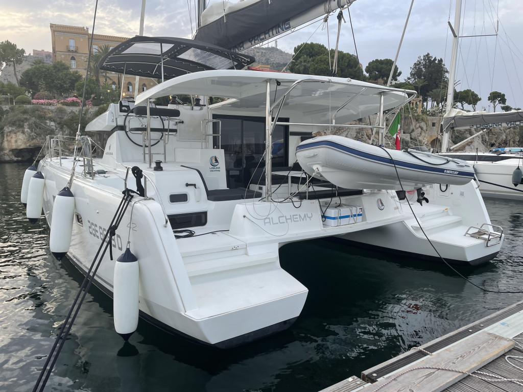 Yacht LAGOON - 42 "Alchemy"