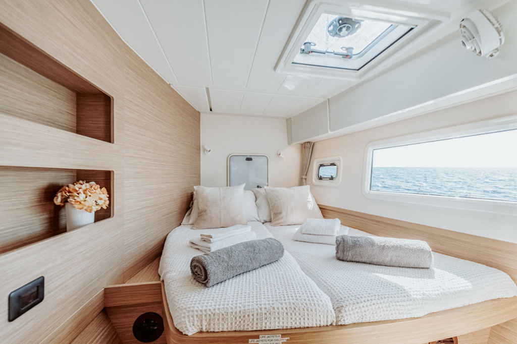 Yacht LAGOON - 42 "IO"