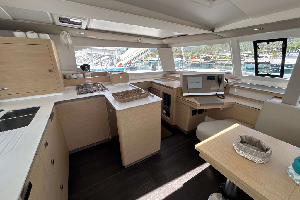 Yacht FOUNTAINE PAJOT - Astrea 42 "Deutz"