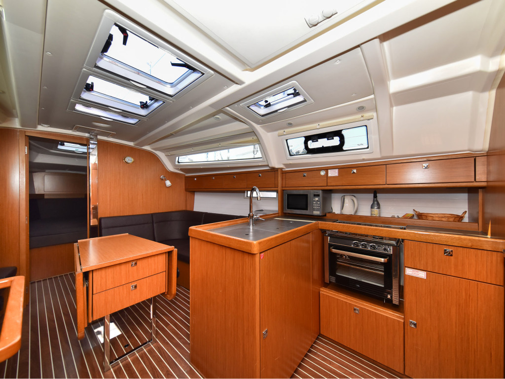 Yacht BAVARIA - Cruiser 37 "Viviana"