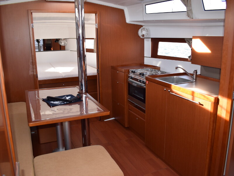 Yacht BENETEAU - Oceanis 38 "Ánemos"