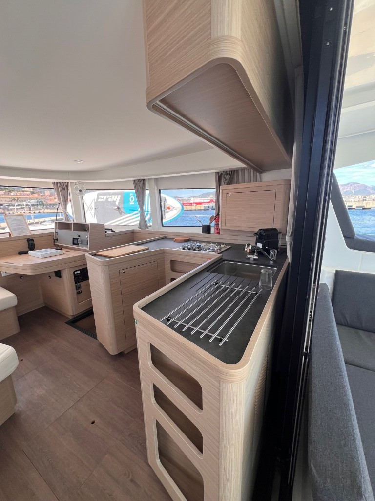 Yacht LAGOON - 42 "Celavie"