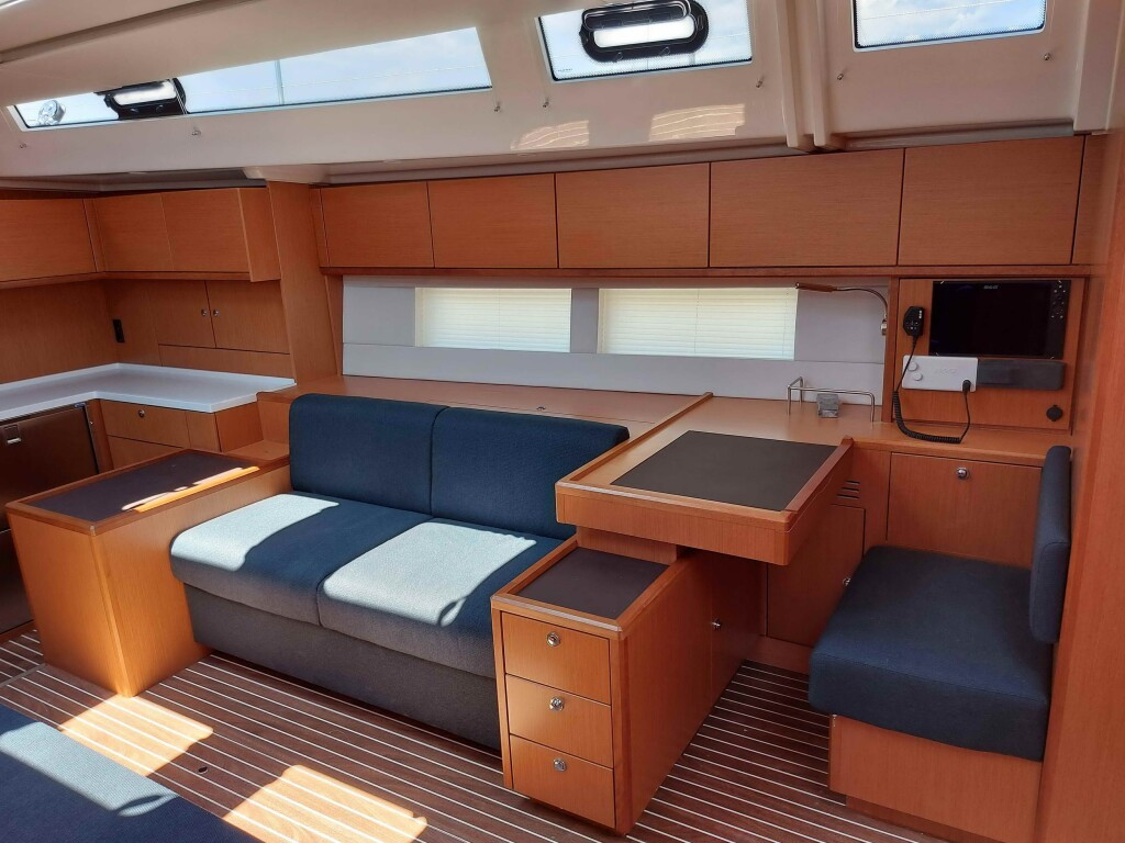 Yacht BAVARIA - C57  Holiday "Promitheas"