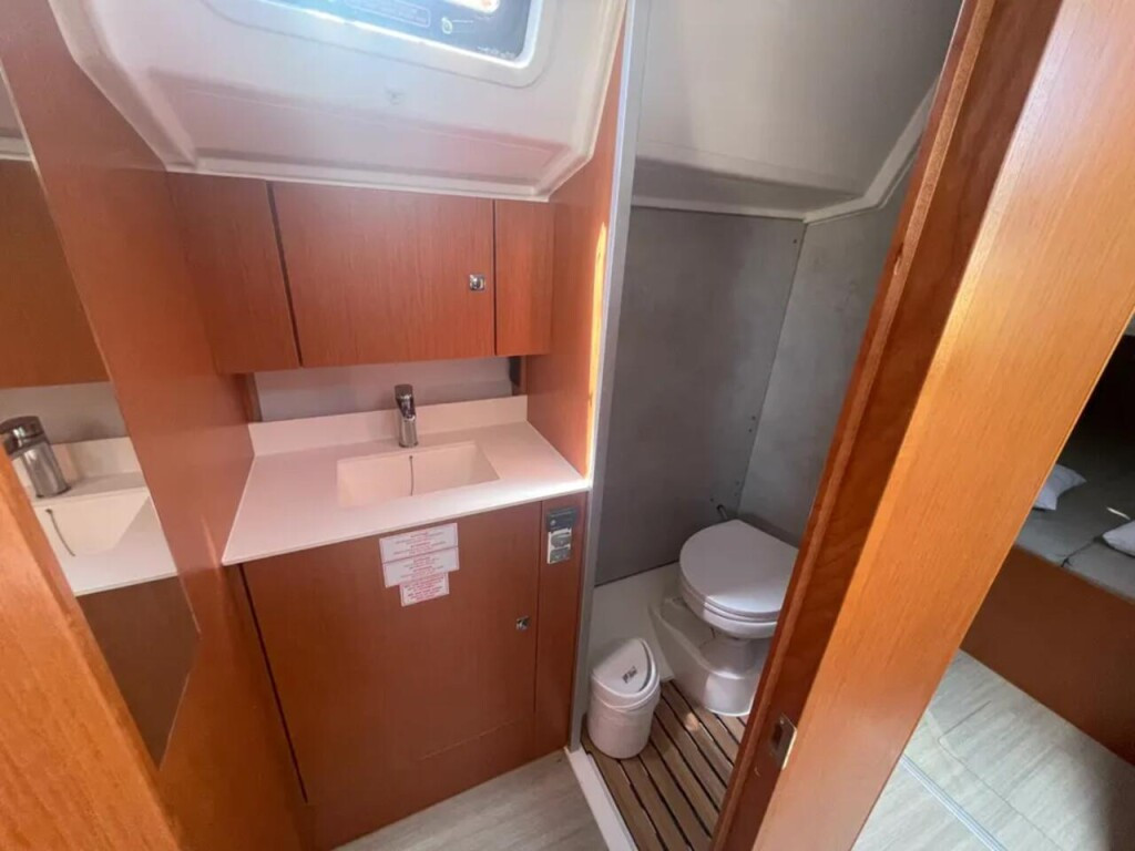 Yacht BAVARIA - C42 "Lima"