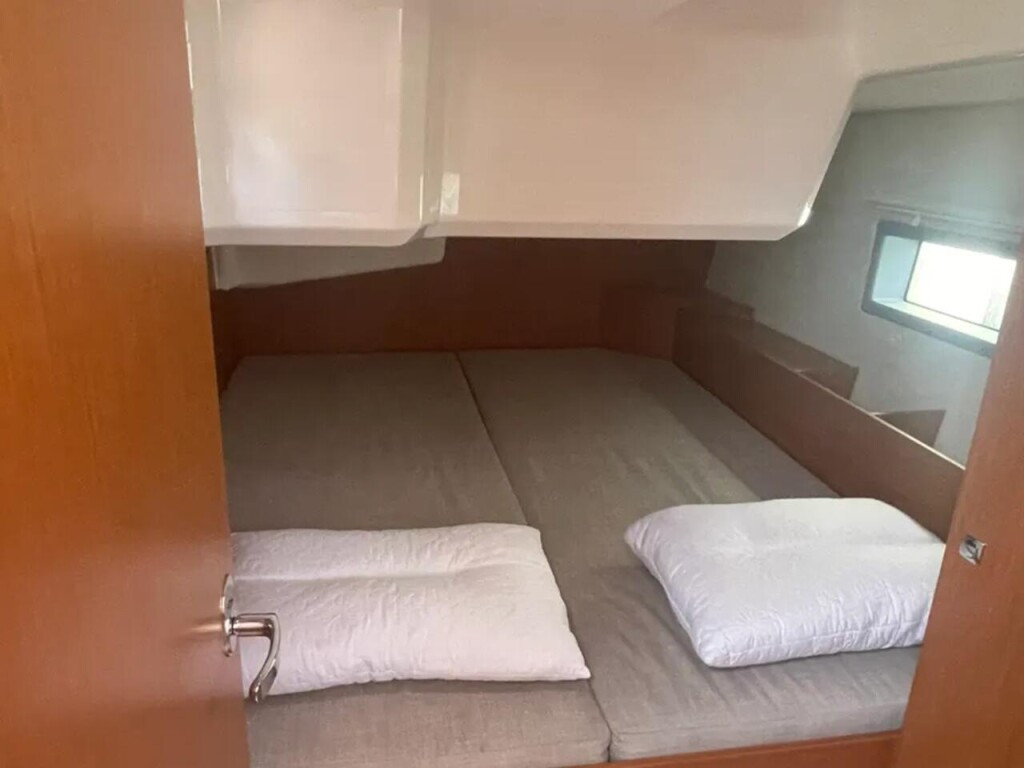 Yacht BAVARIA - C42 "Lima"