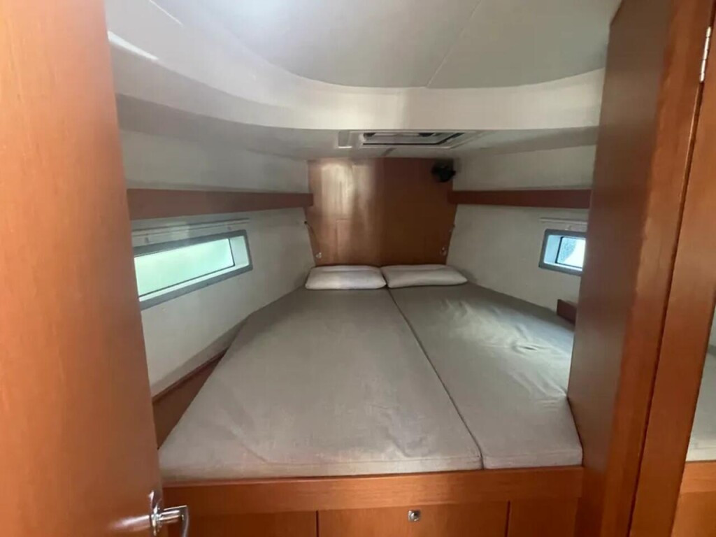 Yacht BAVARIA - C42 "Lima"