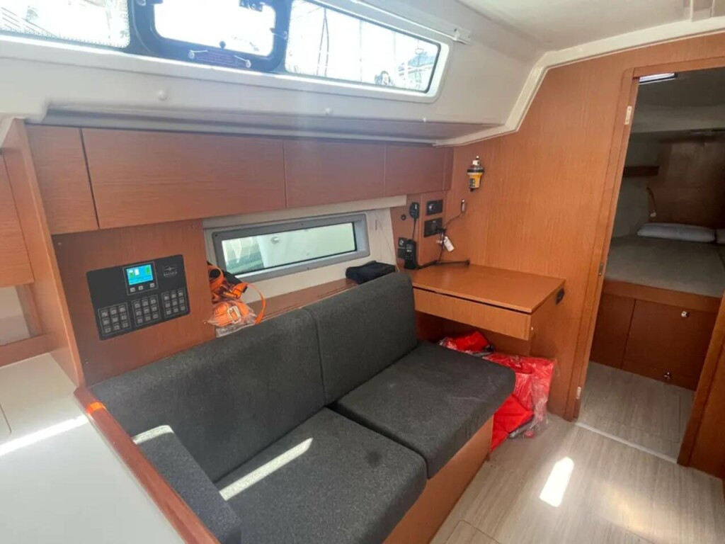 Yacht BAVARIA - C42 "Lima"