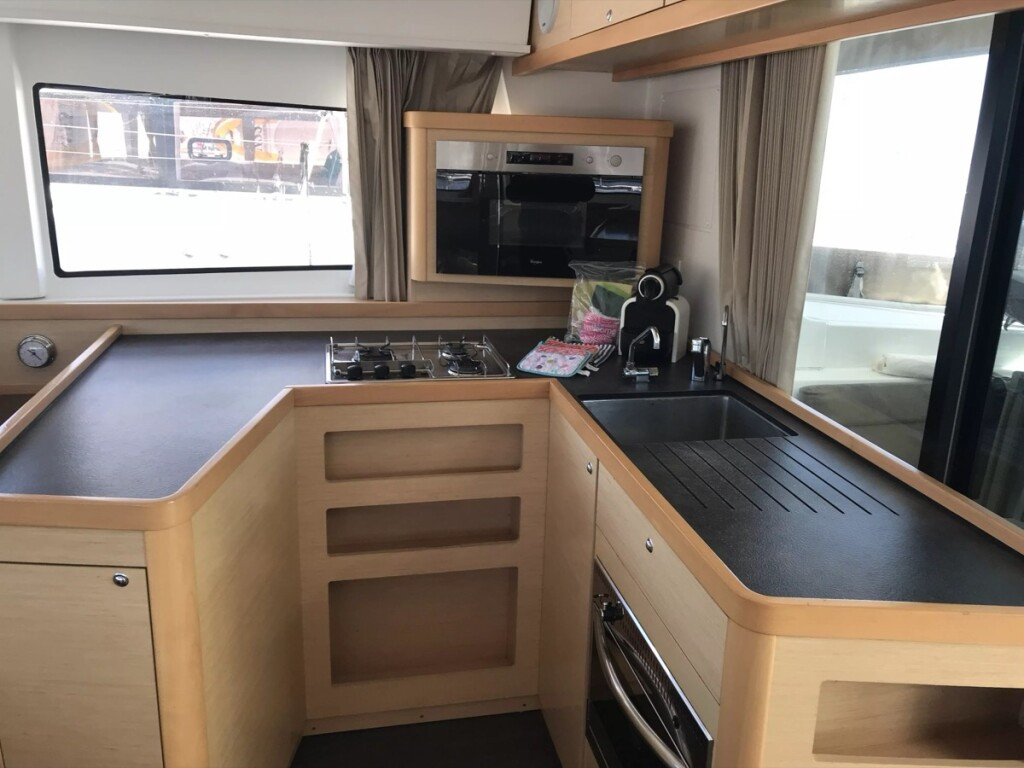 Yacht LAGOON - 42 "Benetnash II"