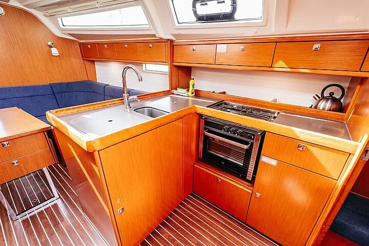 Yacht BAVARIA - Cruiser 37 "Flinx"