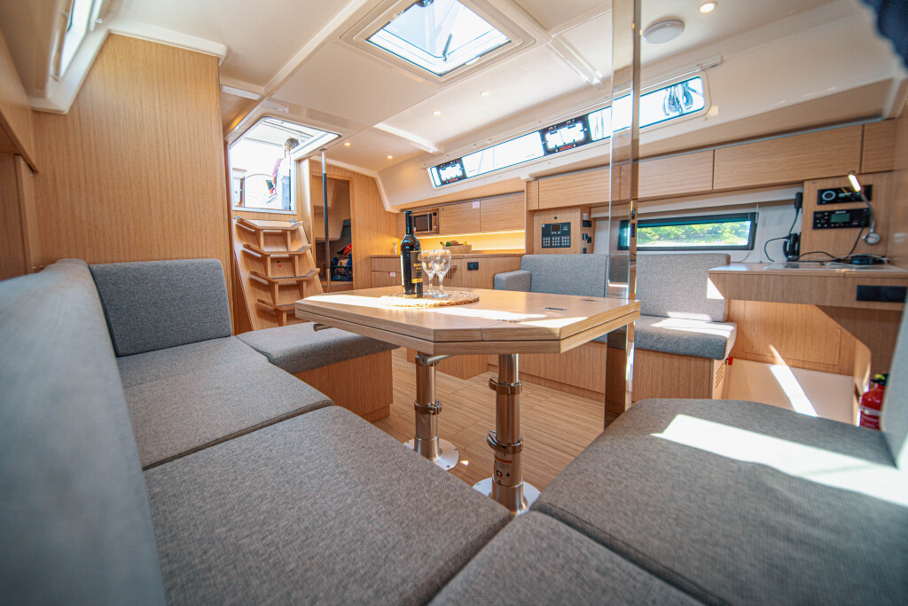 Yacht BAVARIA - C42 "Fiona"