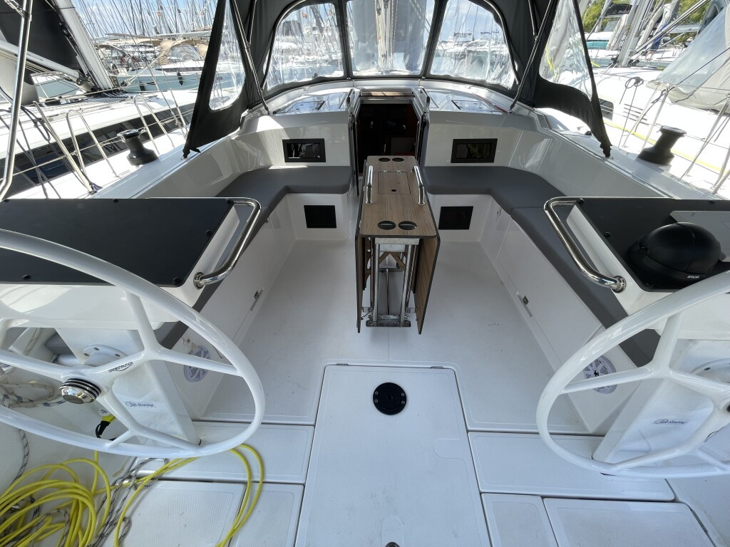 Yacht BAVARIA - C46 "Dimokritos"