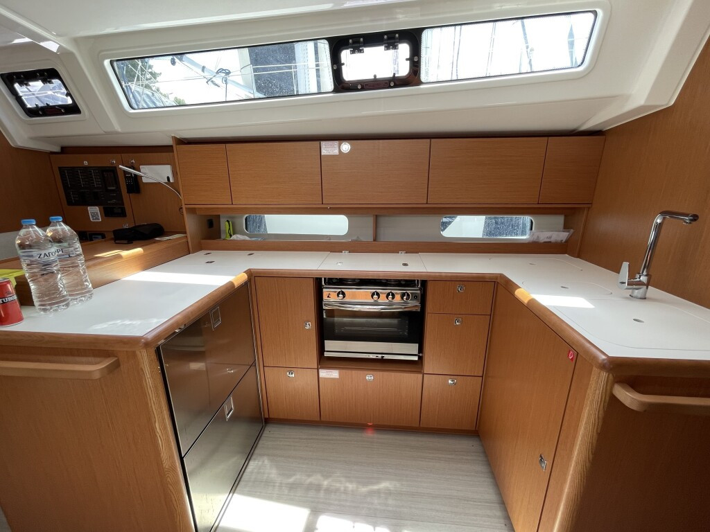 Yacht BAVARIA - C46 "Dimokritos"